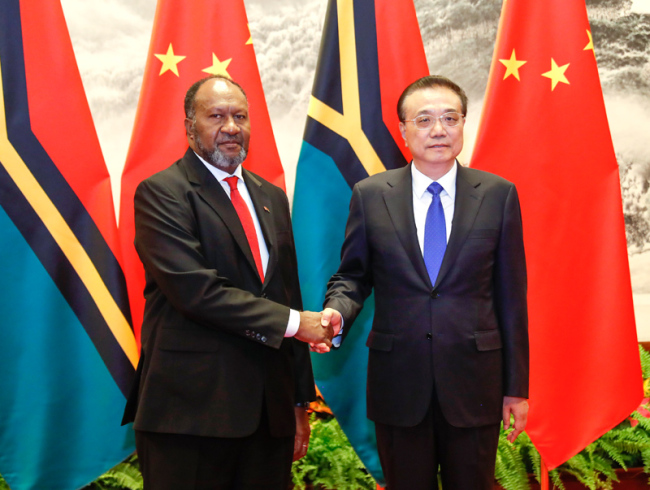 Chinese Premier Li Keqiang meets with visiting Vanuatuan Prime Minister Charlot Salwai in Beijing on May 27, 2019. [Photo: gov.cn]