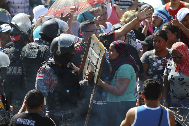 Relatives argue with police as they protest outside the Anisio Jobim Prison Complex where a riot erupted among inmates in the northern state of Amazonas, Brazil, Sunday, May 26, 2019. [Photo: IC]