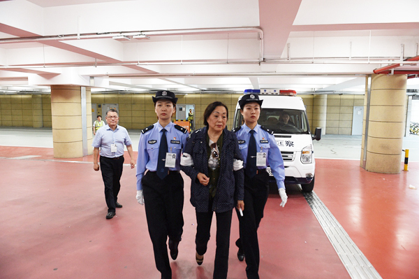 Mo Peifen returned to China and turned herself in six years after fleeing overseas. [Photo: ccdi.gov.cn]