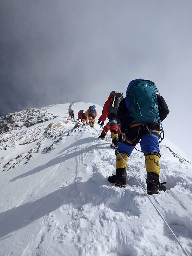 File photo taken on May 16, 2018, showing mountaineers ascending Mt. Qomolangma on the south face from Nepal. [File Photo: AFP]