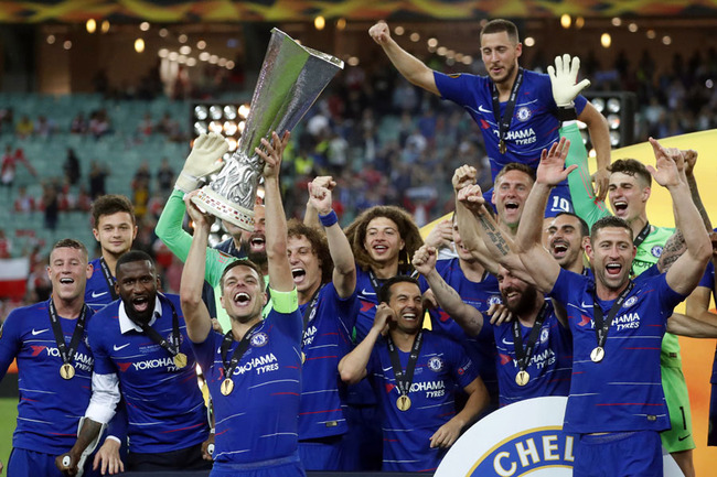 Chelsea's Cesar Azpilicueta (C-L) lifts the trophy as his teammates celebrate after winning the UEFA Europa League final between Chelsea FC and Arsenal FC at the Olympic Stadium in Baku, Azerbaijan, 30 May 2019. [Photo: IC]