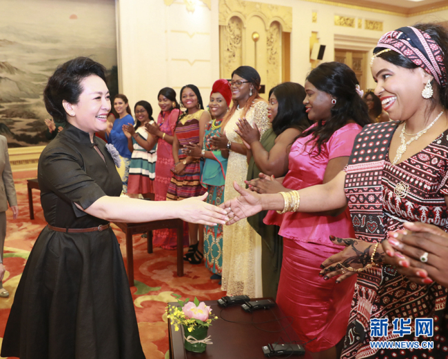 Peng Liyuan, wife of Chinese President Xi Jinping, shake hands with international graduate students from China Women's University in the Beijing's Great Hall, May 30, 2019. [Photo: Xinhua] 