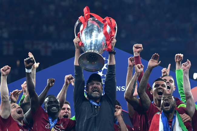 Liverpool's German coach Jurgen Klopp (C) raises the European Champion Clubs' Cup as he celebrates with players their victory after the UEFA Champions League final football match between Liverpool and Tottenham Hotspur at the Wanda Metropolitano Stadium in Madrid on June 1, 2019. [Photo: AFP]