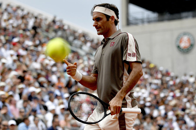 Roger Federer of Switzerland plays Stan Wawrinka of Switzerland during their men’s quarter final match during the French Open tennis tournament at Roland Garros in Paris, France, 04 June 2019. [Photo: IC]