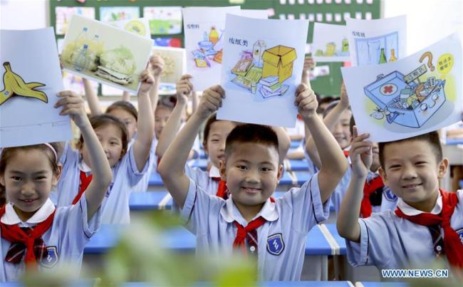 Pupils display the learning materials(材料 cáiliào) of garbage sorting at an elementary school in Xingtai, north China's Hebei Province, June 4, 2019. [Photo: Xinhua]
