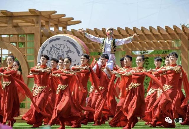 Dancers perform at the Guirui Performance Center at the Beijing Horticultural Expo to mark China Pavilion Day on Thursday, June 6, 2019. [Photo: Beijing Daily]