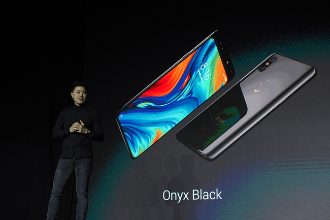 Donovan Sung, Director of Product Management and Marketing at Xiaomi Global, introduces the Mi MIX 3 5G at the Mobile World Congress on February 24, 2019 in Barcelona. [Photo: VCG]