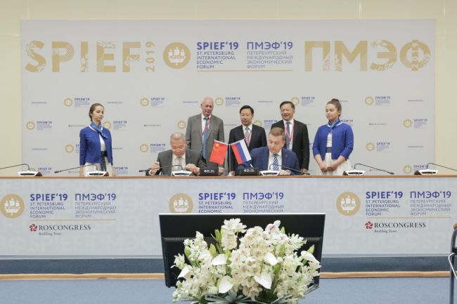 China Media Group signs a strategic cooperation agreement with the Roscongress Foundation in St. Petersburg on Friday, June 7, 2019. [Photo: China Plus]