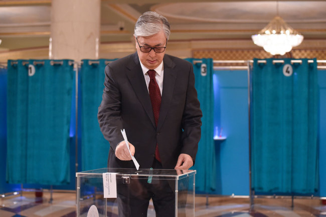 Kazakh President and presidential candidate Kassym-Jomart Tokayev casts his ballot at a polling station during Kazakhstan's presidential elections in Nur-Sultan on June 9, 2019. [Photo: AFP/ VYACHESLAV OSELEDKO] 