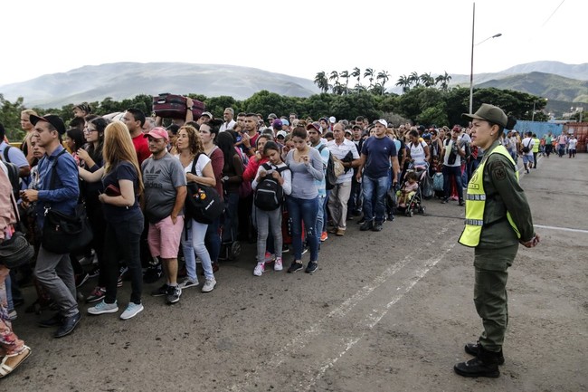 People queue to cross the Simon Bolivar international bridge from San Antonio del Tachira in Venezuela to Cucuta, in Colombia, to buy goods due to supplies shortage in their country, on June 8, 2019. Venezuela's President Nicolas Maduro on Friday ordered the reopening of the country's border with Colombia in western Tachira state, near where international aid refused by Caracas has been amassed. [Photo: AFP]