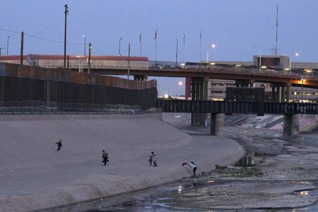 In this file photo taken on April 29, 2019 immigrants cross the Rio Grande between Ciudad Juarez, Mexico and El Paso, Texas. [File photo:AFP]