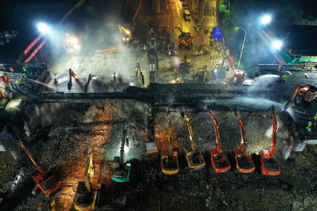 The construction site of the bridge demolishing work in Jiangyin section of the Beijing-Shanghai Expressway [Photo: Xinhua]