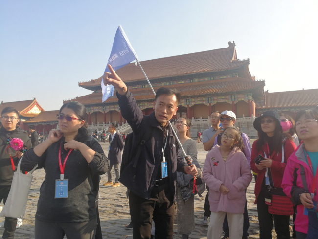People from educational circles in Taiwan visit a cultural landmark in Beijing on October 19, 2018. [File Photo: IC]