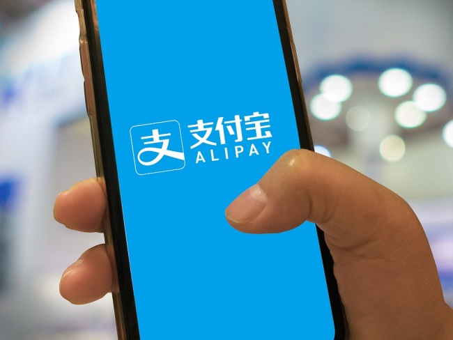 A Chinese mobile phone user uses the app of payment service Alipay, the mobile payment service of Chinese e-commerce giant Alibaba's Ant Financial, in Shanghai, China, 17 February 2019. [File Photo: IC]