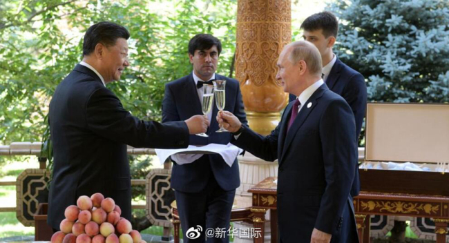 Russia President Vladimir Putin meets with Chinese President Xi Jinping and celebrates Xi’s birthday in Dushanbe, capital city of Tajikistan, on June 15, 2019. [Photo: Xinhua]