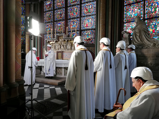 The Archbishop of Paris Michel Aupetit (C) poses with other members of the clergy following the first mass in a side chapel, two months to the day after a devastating fire engulfed the Notre-Dame de Paris cathedral, on June 15, 2019, in Paris. [Photo: VCG]