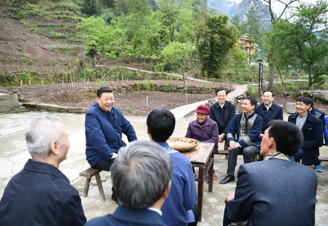 Xi Jinping talks with villagers and local government officials about poverty alleviation in the Shizhu Tujia Autonomous County in Chongqing City on April 15, 2019. [Photo: CCTV]