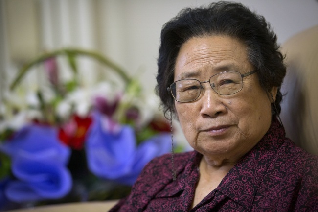 Chinese 2015 Nobel Prize winner in medicine Tu Youyou speaks during an interview in her apartment in Beijing, China, Wednesday, Oct. 7, 2015. [File Photo]