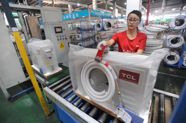 A Chinese worker assembles an air-conditioner at a plant in Wuhan, Hubei province, on July 26, 2017. [File Photo: IC]