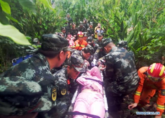 Moible photo taken on June 18, 2019 shows rescuers transfering a wounded person in Shuanghe Town in Changning County of Yibin City, southwest China's Sichuan Province. [Photo: Xinhua]