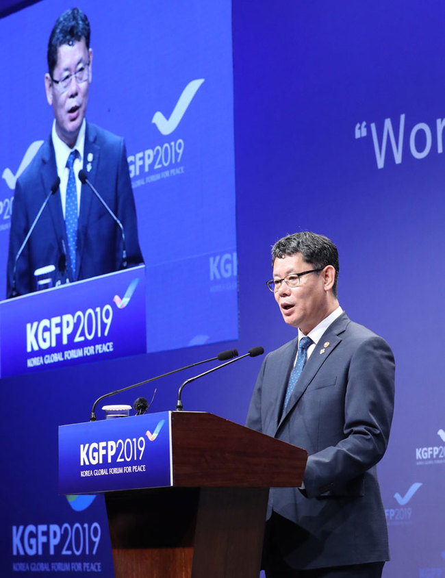 South Korean Unification Minister Kim Yeon-chul speaks during the 2019 Global Forum for Peace at a hotel in Seoul, South Korea, June 19, 2019. [Photo: EPA/Yonhap via IC]