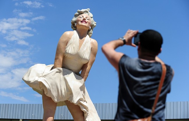 A tourist photographs the 'Forever Marilyn' statue of actress Marilyn Monroe in Palm Springs, California, on August 4, 2012. [File Photo: AFP]