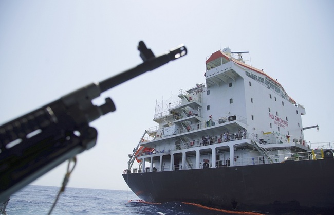 Sailors stand on deck above a hole the U.S. Navy says was made by a limpet mine on the damaged Panama-flagged, Japanese owned oil tanker Kokuka Courageous, anchored off Fujairah, United Arab Emirates, during a trip organized by the Navy for journalists, Wednesday, June 19, 2019. [Photo: IC]