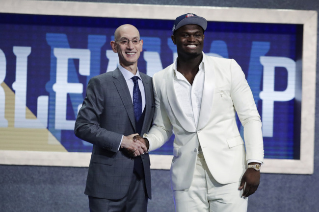 Duke's Zion Williamson, right, poses for photographs with NBA Commissioner Adam Silver after being selected by the New Orleans Pelicans as the first pick during the NBA basketball draft Thursday, June 20, 2019, in New York. [Photo: IC]