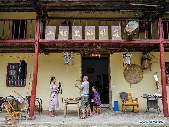 Jiang Jinchun (C) and his family have a live eating broadcast in Zaotian Village in Hengfeng County, east China's Jiangxi Province, June 19, 2019. [Photo: Xinhua]