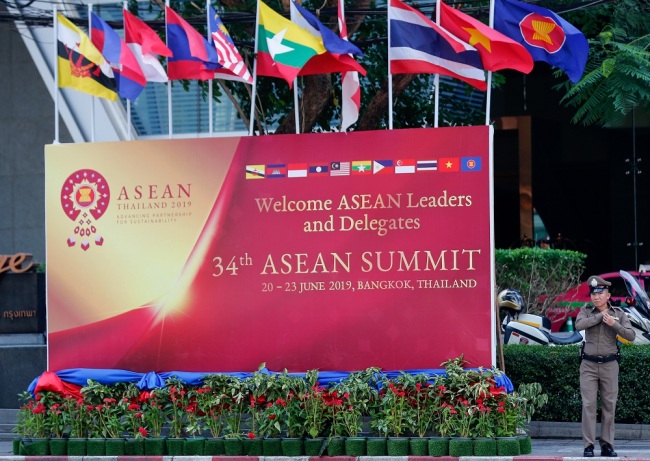 A policeman stand guards at the 34th ASEAN Summit in Bangkok, Thailand. [Photo: IC]