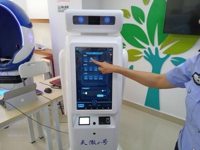The "Tianche No.E" talking robot introduced to a community rehab center in Guangzhou, Guangdong Province for rehabilitation of drug addicts [Photo: xxsb.com]