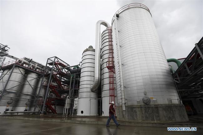 A worker walks past a production installation at an ethanol plant of Elite Octane, LLC. in Atlantic, Iowa, the United States, June 18, 2019. [Photo: Xinhua]<br>