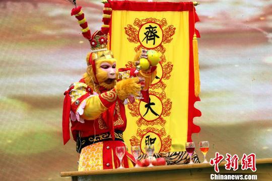 A contestant perform as the Monkey King on stage, Macaca Nature Reserve, Henan Province, June 22, 2019. [Photo: chinanews.com]