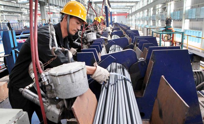 A staff works at a steel factory in Ganyu County, Jiangsu Province, August 1, 2012. [File photo: IC]