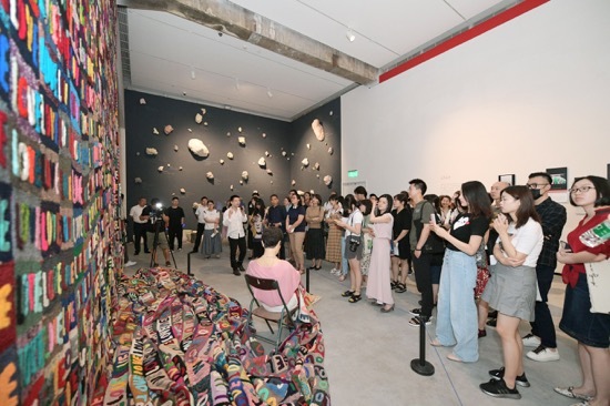  An installation piece made of yarn, fiber glass, and silicon by the artist Ai Jing named "My Mom and My Hometown" was among the many works on display on Tuesday, June 25, 2019 at the opening of an annual exhibition reviewing the development of Chinese contemporary art. [Photo provided to China Plus]