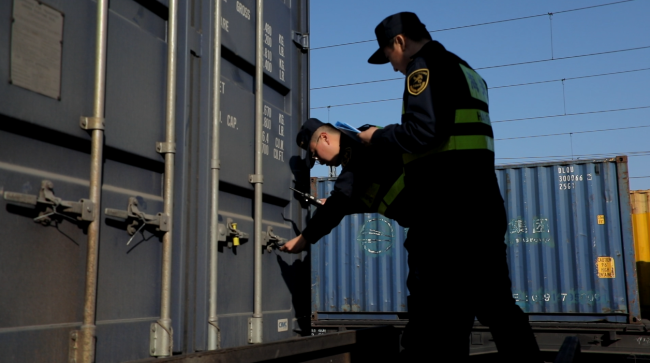 An employee at Alashankou Customs examines a freight train at Alashankou Port in the Xinjiang Uygur Autonomous Region on March 29, 2019. [Photo: China Plus]