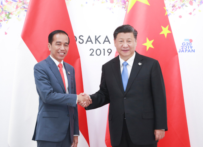 Chinese President Xi Jinping (R) meets with his Indonesian counterpart Joko Widodo on the sidelines of a summit of the Group of 20 major economies in Osaka, Japan on Friday, June 28, 2019. [Photo: Xinhua]