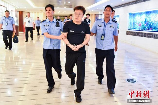 Guangdong police send a Red Notice fugitive to South Korea on June 27, 2019. [Photo: Chinanews.com]