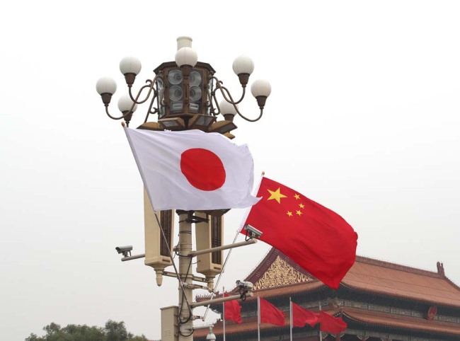Chinese and Japanese national flags flutter on the lamppost in front of the Tian'anmen Rostrum during the three-day official visit of Japanese Prime Minister Shinzo Abe to China in Beijing, China, October 25, 2018. [File photo: IC] 