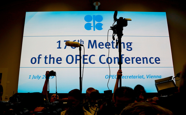 Journalists wait at the beginning of an OPEC meeting in Vienna, Austria, July 1, 2019. [Photo: VCG/Leonhard Foeger]