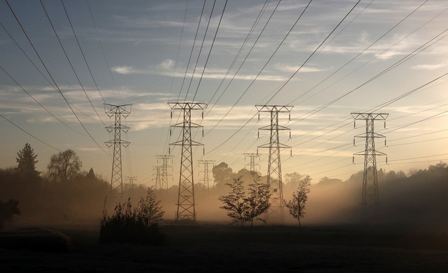 Power cables from the state run power provider Eskom are seen running through the morning mist in Johannesburg, South Africa, 18 June 2018. [File Photo: IC]