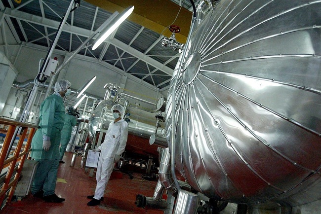 Iranian experts at the nuclear plant in the central Iranian city of Isfahan which is used as an Uranium Conversion Facility (UCF), Sunday 24 October 2004. [File Photo: IC]