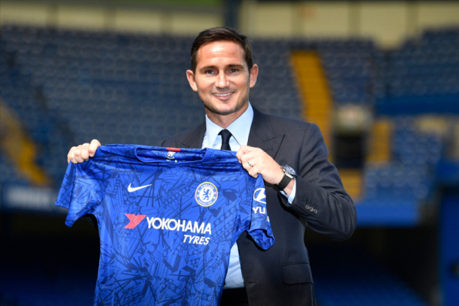Frank Lampard holds a Chelsea's jersey after attending a press conference at Stamford Bridge in London, Britain, 04 July 2019. The former Chelsea player was announced as Chelsea Football Club's new head coach. [Photo: IC]