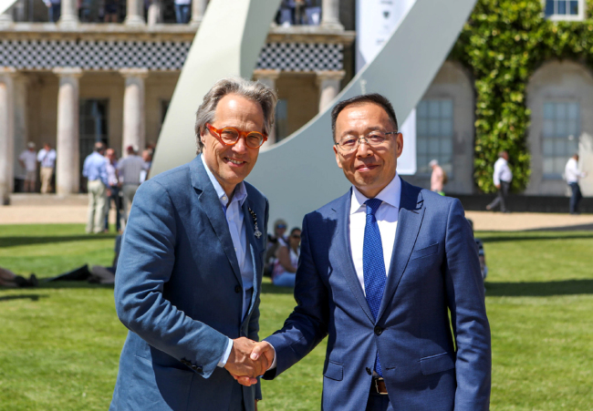 Duke of Richmond (left) and Victor Zhang, Huawei Global President of Public Affairs shake hands to celebrate the signing of a three-year partnership agreement. [Photo provided by Huawei to China Plus]