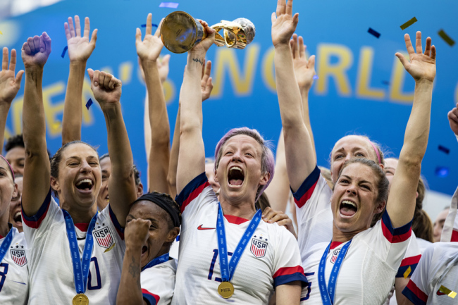 Megan Rapinoe (Center) of the United States and her teammates commemorate the 2019 Women’s World Cup championship after the United States won against the Netherlands in the final at the Lyon Stadium in Lyon, France on Jul 7, 2019. [Photo: IC]