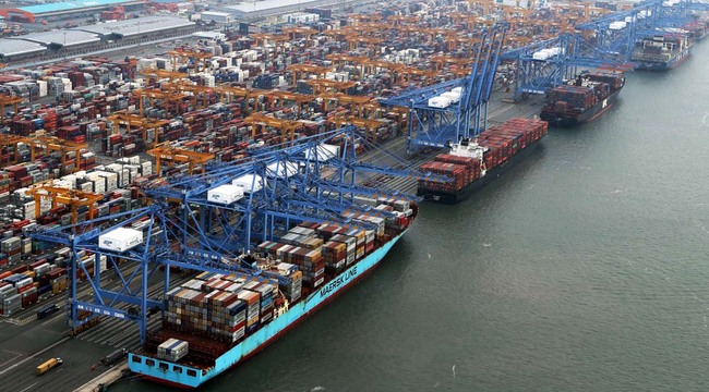 A port filled with container ships in the southeastern port city of Busan, South Korea, January 27, 2017. [File photo: IC]