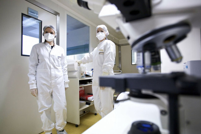 Technicians in a microbiology laboratory [File photo: IC]