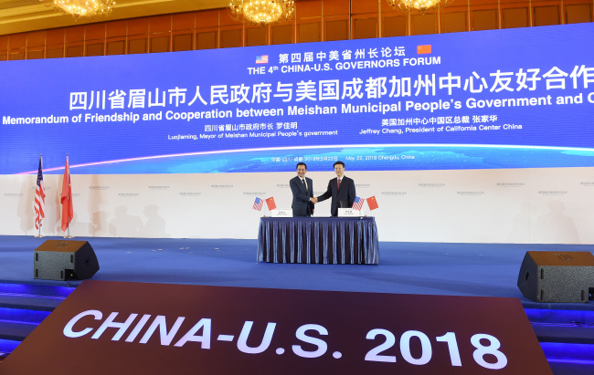 Luo Jiaming, Mayor of Meishan Municipal People's Government, and Jeffrey Chang, President of California Center China, attend the signing ceremony for the Memorandum of Friendship and Cooperation between Meishan Municipal People's Government and California Center China during the 4th China-U.S. Governors' Forum in Chengdu city, southwest China's Sichuan province, May 22, 2018. During the ceremony, the two sides announced to jointly build the Meishan California Smart Town. [File Photo: IC]