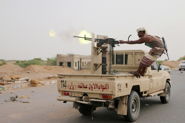 A member of Yemeni government forces fires a heavy machine gun during fighting against Houthi rebels on the outskirt of the port city of Hodeidah, Yemen, 10 July 2019. [Photo: IC]