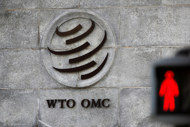 A logo is pictured outside the World Trade Organization (WTO) headquarters next to a red traffic light in Geneva, Switzerland, October 2, 2018. [File photo: VCG]
